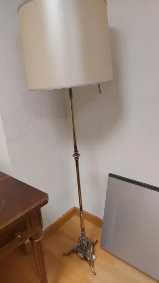 Lámpara de pie dorada y beige