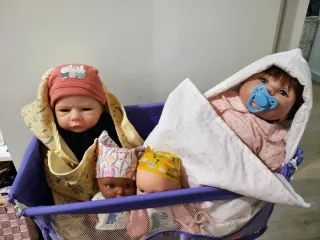 Bebés reborn, con mucha ropa, capazo, arrullo.