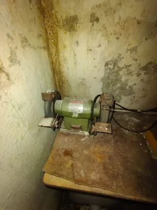 Banco de trabajo con amoladora y taladro columna