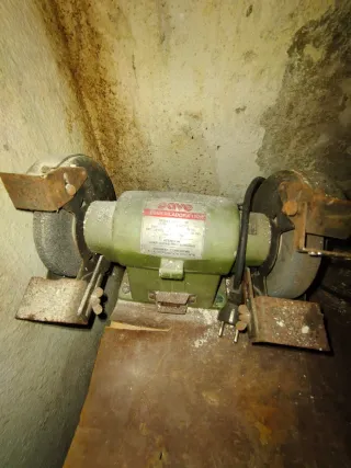 Banco de trabajo con amoladora y taladro columna