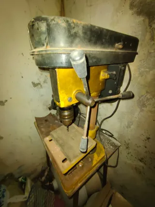 Banco de trabajo con amoladora y taladro columna
