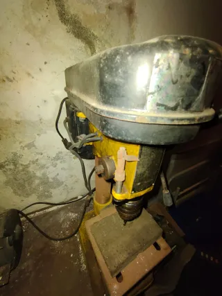 Banco de trabajo con amoladora y taladro columna
