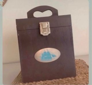 Caja de madera con velero