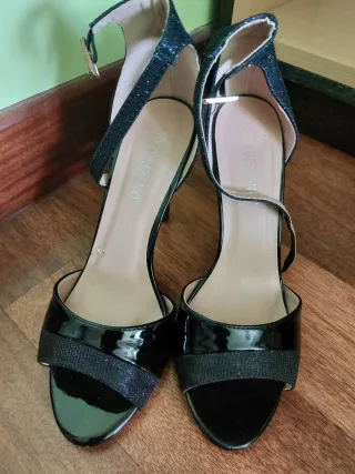 Sandalias de tacón negras brillantes