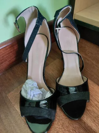 Sandalias de tacón negras brillantes