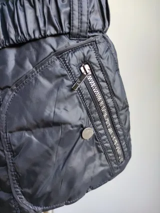 Chaleco acolchado azul muy oscuro.