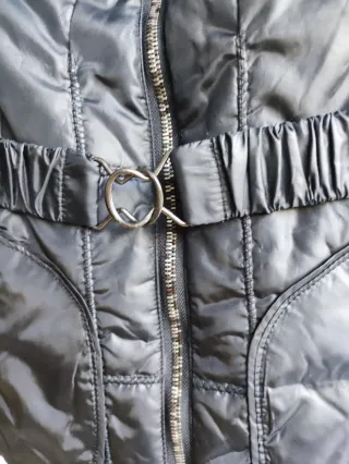 Chaleco acolchado azul muy oscuro.