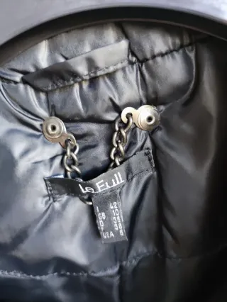 Chaleco acolchado azul muy oscuro.