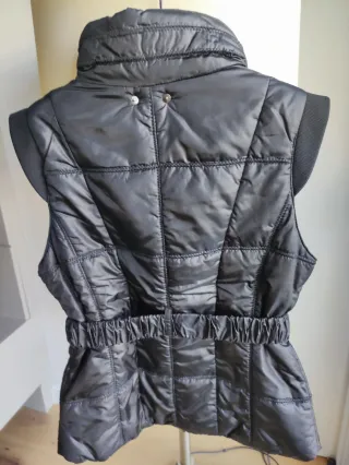 Chaleco acolchado azul muy oscuro.