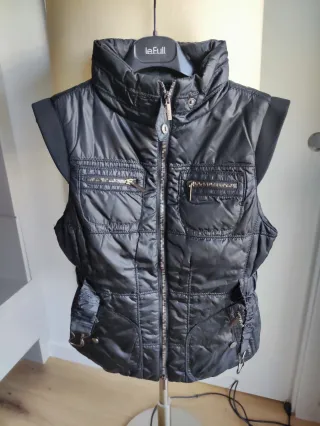 Chaleco acolchado azul muy oscuro.