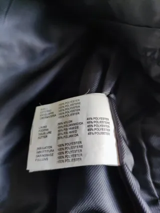 Chaleco acolchado azul muy oscuro.