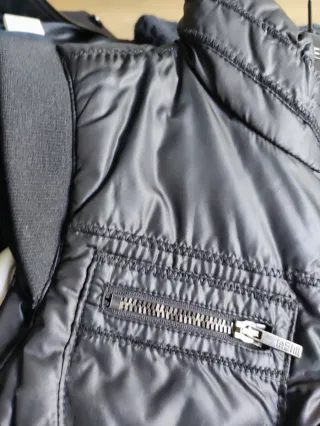 Chaleco acolchado azul muy oscuro.