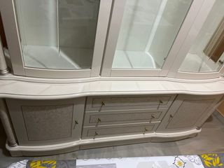 Vitrina de cristal y madera blanca + mueble