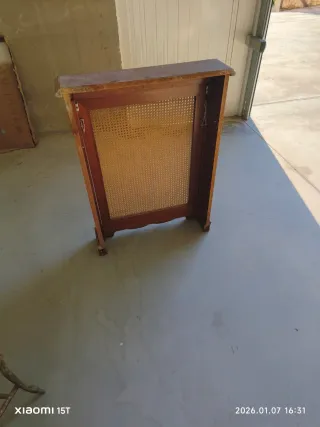 Cubre radiador de madera y ratán