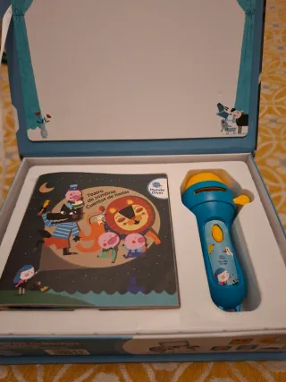 Libro de Cuentos con Linterna y Títeres