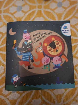 Libro de Cuentos con Linterna y Títeres