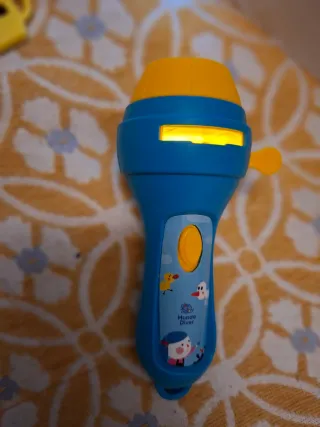 Libro de Cuentos con Linterna y Títeres