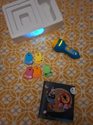 Libro de Cuentos con Linterna y Títeres