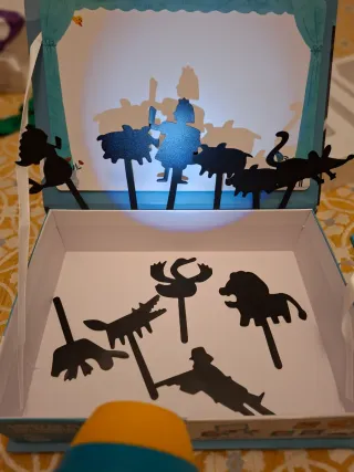 Libro de Cuentos con Linterna y Títeres