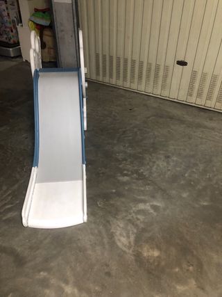 Tobogán infantil azul y blanco