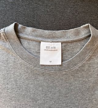 T-Shirt Calvin Klein Cinzenta | M | Algodão |