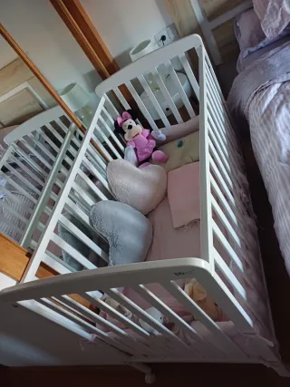 Cuna de bebé blanca sin apenas uso.