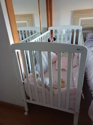 Cuna de bebé blanca sin apenas uso.