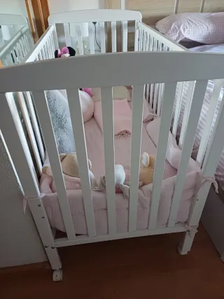 Cuna de bebé blanca sin apenas uso.