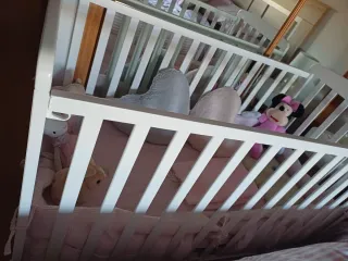 Cuna de bebé blanca sin apenas uso.