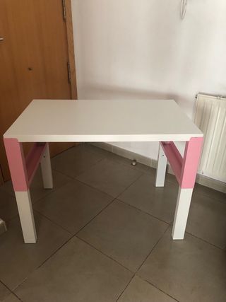 Escritorio y silla infantil rosa