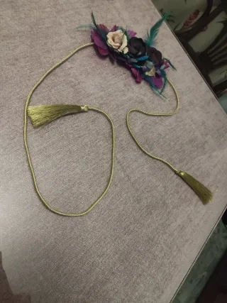 Complemento fiesta flores y plumas. Cinturón