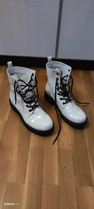 Botines blancos con cordones