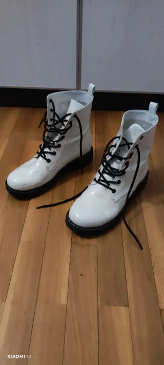Botines blancos con cordones