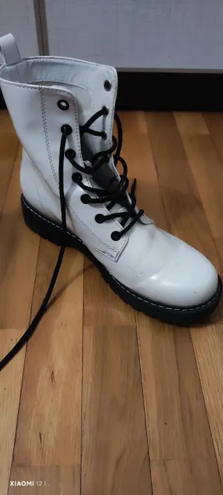 Botines blancos con cordones