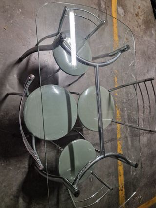 Mesa cristal y 4 sillas de aluminio.