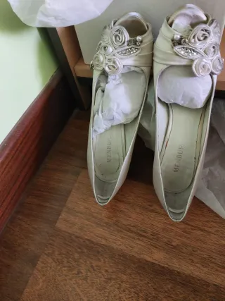 Zapatos de fiesta Menbur dorados y blancos