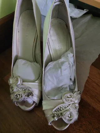 Zapatos de fiesta Menbur dorados y blancos