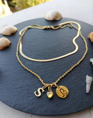 Collana con ciondoli lettera S e Leone