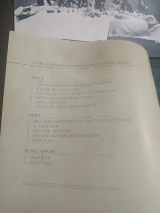 LP Beatles George Harrison Living in the. REMASTER