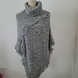 Poncho Mariapia grigio e bianco