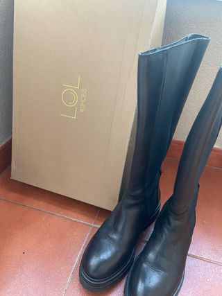 Botas altas negras con elástico lateral