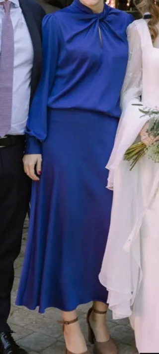 Conjunto falda y blusa azul eléctrico