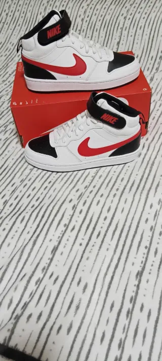 Zapatillas Nike Blancas y Rojas