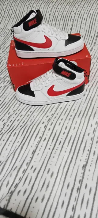 Zapatillas Nike Blancas y Rojas