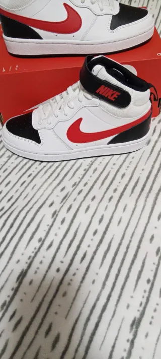 Zapatillas Nike Blancas y Rojas