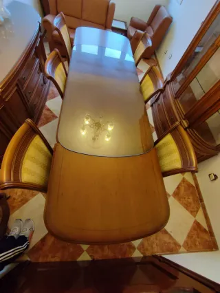 Mesa, sillas, vitrina y aparador.