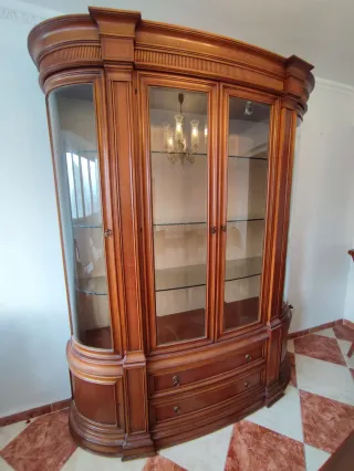 Mesa, sillas, vitrina y aparador.