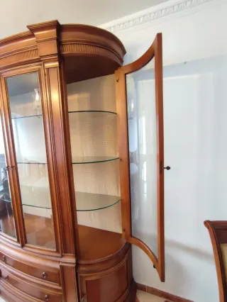 Mesa, sillas, vitrina y aparador.