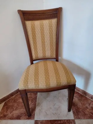 Mesa, sillas, vitrina y aparador.