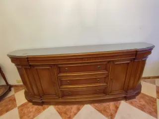 Mesa, sillas, vitrina y aparador.